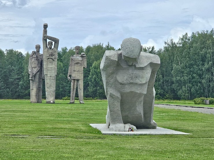Salaspils memoriāls ir nozīmīgs starptautiska mēroga objekts, kuru mums nemanāmi apmeklē daudzi ārvalstu tūristi Salaspils memoriāls ir nozīmīgs starptautiska mēroga objekts, kuru mums nemanāmi apmeklē daudzi ārvalstu tūristi 357793