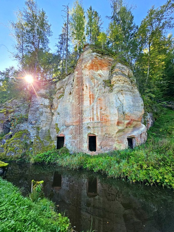 Dodamies pārgājienā pa Līgatnes dabas takām un lūkojam daudzās alas 358947