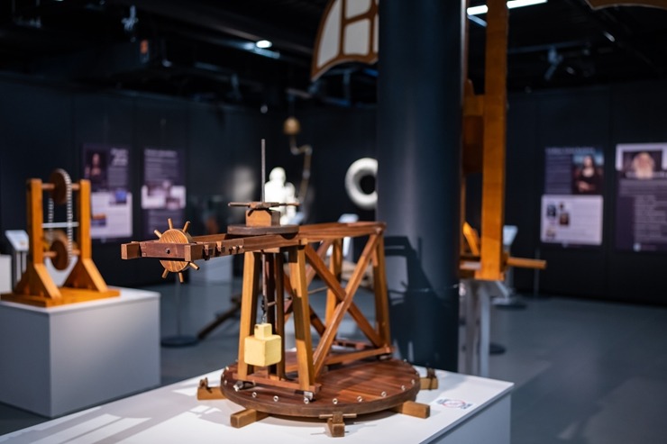 Starptautiskā ceļojošā izstāde «Leonardo da Vinči mašīnas» ir skatāma Rīgas Motormuzejā. Foto: Raimonds Volonts Starptautiskā ceļojošā izstāde «Leonardo da Vinči mašīnas» ir skatāma Rīgas Motormuzejā. Foto: Raimonds Volonts 359564