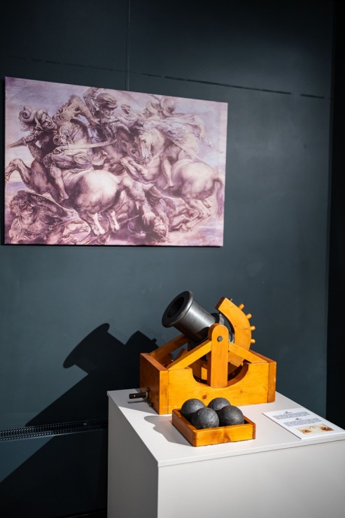 Starptautiskā ceļojošā izstāde «Leonardo da Vinči mašīnas» ir skatāma Rīgas Motormuzejā. Foto: Raimonds Volonts Starptautiskā ceļojošā izstāde «Leonardo da Vinči mašīnas» ir skatāma Rīgas Motormuzejā. Foto: Raimonds Volonts 359569