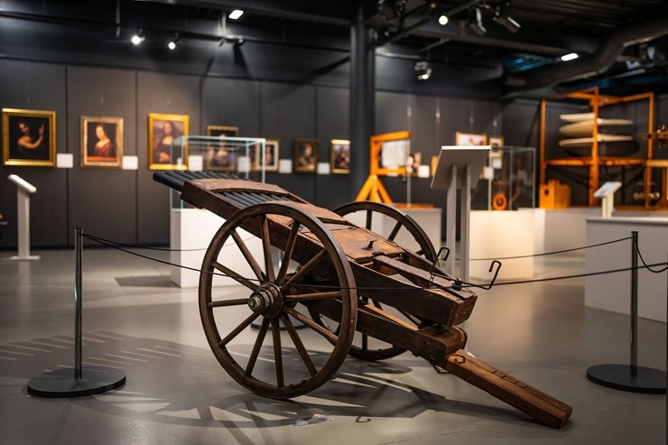 Starptautiskā ceļojošā izstāde «Leonardo da Vinči mašīnas» ir skatāma Rīgas Motormuzejā. Foto: Raimonds Volonts Starptautiskā ceļojošā izstāde «Leonardo da Vinči mašīnas» ir skatāma Rīgas Motormuzejā. Foto: Raimonds Volonts 359572