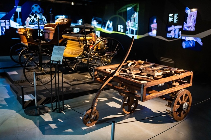 Starptautiskā ceļojošā izstāde «Leonardo da Vinči mašīnas» ir skatāma Rīgas Motormuzejā. Foto: Raimonds Volonts Starptautiskā ceļojošā izstāde «Leonardo da Vinči mašīnas» ir skatāma Rīgas Motormuzejā. Foto: Raimonds Volonts 359577