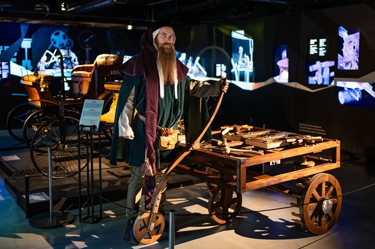 Starptautiskā ceļojošā izstāde «Leonardo da Vinči mašīnas» ir skatāma Rīgas Motormuzejā. Foto: Raimonds Volonts Starptautiskā ceļojošā izstāde «Leonardo da Vinči mašīnas» ir skatāma Rīgas Motormuzejā. Foto: Raimonds Volonts 359579