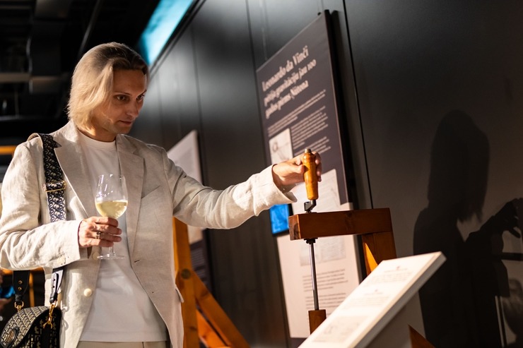 Starptautiskā ceļojošā izstāde «Leonardo da Vinči mašīnas» ir skatāma Rīgas Motormuzejā. Foto: Raimonds Volonts Starptautiskā ceļojošā izstāde «Leonardo da Vinči mašīnas» ir skatāma Rīgas Motormuzejā. Foto: Raimonds Volonts 359590