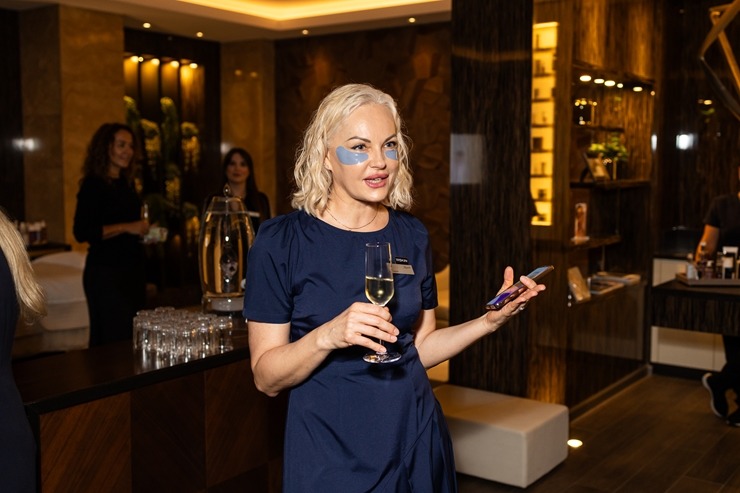 «Kempinski The Spa» iepazīstina ar jaunākajiem produktiem un ekskluzīvo sejas ādas analizatoru. Foto: Kempinski.com «Kempinski The Spa» iepazīstina ar jaunākajiem produktiem un ekskluzīvo sejas ādas analizatoru. Foto: Kempinski.com 360557