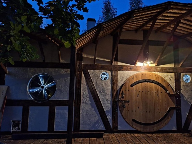 Visiem par brīnumu jauna naktsmītne «Hobbit house» ir atvērta Ogres novadā. Foto: Hobbit house 360646
