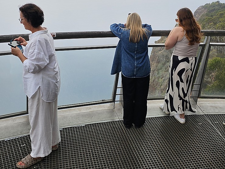 Baudām Madeiras klinšu un okeāna panorāmas skatus no 580 m augstas platformas Cabo Girão. Sadarbībā ar «airBaltic» Baudām Madeiras klinšu un okeāna panorāmas skatus no 580 m augstas platformas Cabo Girão. Sadarbībā ar «airBaltic» 361134