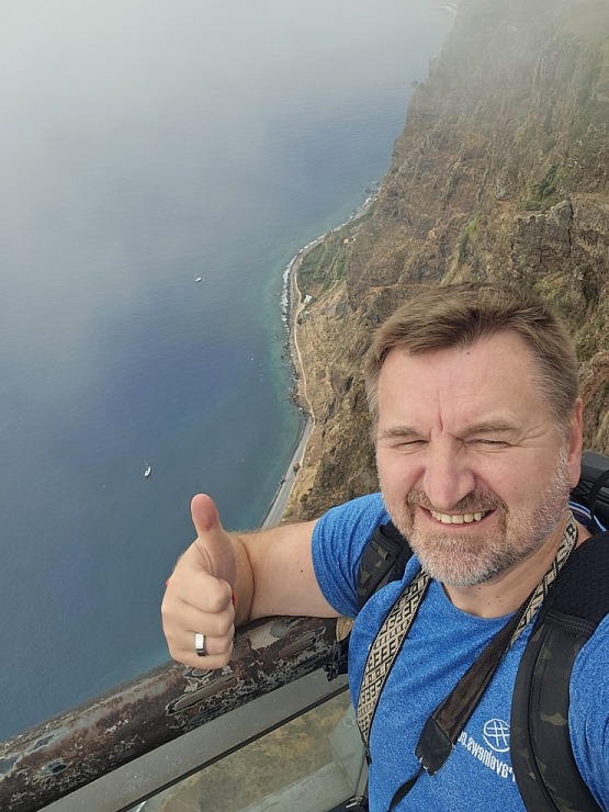 Baudām Madeiras klinšu un okeāna panorāmas skatus no 580 m augstas platformas Cabo Girão. Sadarbībā ar «airBaltic» Baudām Madeiras klinšu un okeāna panorāmas skatus no 580 m augstas platformas Cabo Girão. Sadarbībā ar «airBaltic» 361136