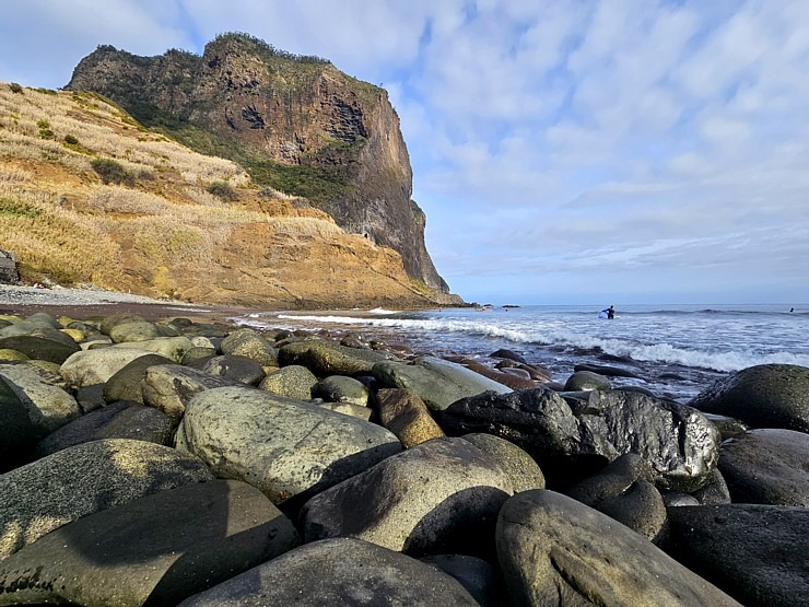 Apmeklējam Madeiras serfotāju «Madeira Surf Camp» iecienītu vietu Porto da Krusa. Sadarbībā ar «airBaltic» Apmeklējam Madeiras serfotāju «Madeira Surf Camp» iecienītu vietu Porto da Krusa. Sadarbībā ar «airBaltic» 361227