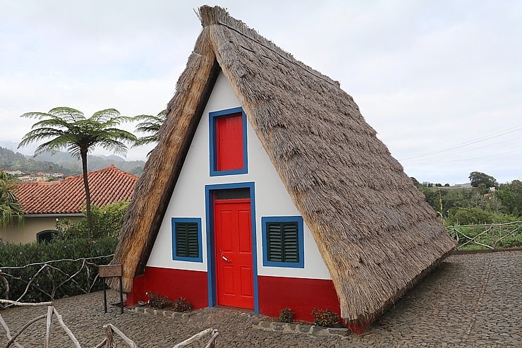 Madeiras pilsētā Santana iepazīstam salas tradicionālās mājas «Casas de Colmo». Sadarbībā ar «airBaltic» Madeiras pilsētā Santana iepazīstam salas tradicionālās mājas «Casas de Colmo». Sadarbībā ar «airBaltic» 361366