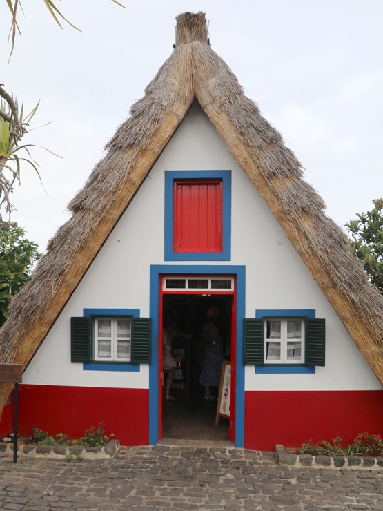 Madeiras pilsētā Santana iepazīstam salas tradicionālās mājas «Casas de Colmo». Sadarbībā ar «airBaltic» Madeiras pilsētā Santana iepazīstam salas tradicionālās mājas «Casas de Colmo». Sadarbībā ar «airBaltic» 361367