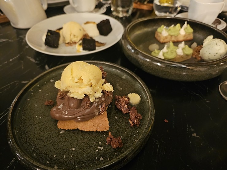 Lai iepazītu Madeiras tradicionālās garšas mūsdienu versijā, tad jāapmeklē Funšalas restorānu «Kampo». Sadarbībā ar «airBaltic» Lai iepazītu Madeiras tradicionālās garšas mūsdienu versijā, tad jāapmeklē Funšalas restorānu «Kampo». Sadarbībā ar «airBaltic» 361687