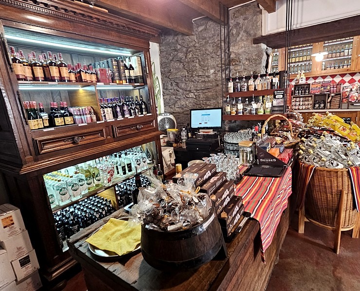 Iepazīstam Madeiras cukura ražotni «Engenhos do Norte» un degustējam «Casa do Rum» vietējo rumu. Sadarbībā ar «airBaltic» Iepazīstam Madeiras cukura ražotni «Engenhos do Norte» un degustējam «Casa do Rum» vietējo rumu. Sadarbībā ar «airBaltic» 361703