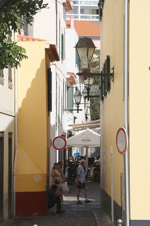 Travelnews.lv piedāvā dažus foto mirkļus no Madeiras galvaspilsētas Funšalas. Sadarbībā ar «airBaltic» Travelnews.lv piedāvā dažus foto mirkļus no Madeiras galvaspilsētas Funšalas. Sadarbībā ar «airBaltic» 362080