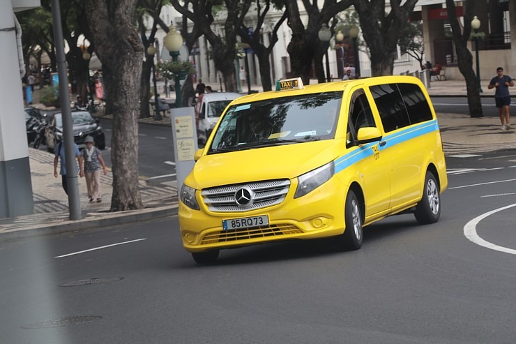 Madeiras iedzīvotāji dod priekšroku mazām franču automašīnām un lepni brauc ar vecākiem Mercedes spēkratiem. Sadarbībā ar «airBaltic» Madeiras iedzīvotāji dod priekšroku mazām franču automašīnām un lepni brauc ar vecākiem Mercedes spēkratiem. Sadarbībā ar «airBaltic» 362204