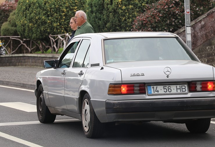 Madeiras iedzīvotāji dod priekšroku mazām franču automašīnām un lepni brauc ar vecākiem Mercedes spēkratiem. Sadarbībā ar «airBaltic» Madeiras iedzīvotāji dod priekšroku mazām franču automašīnām un lepni brauc ar vecākiem Mercedes spēkratiem. Sadarbībā ar «airBaltic» 362219