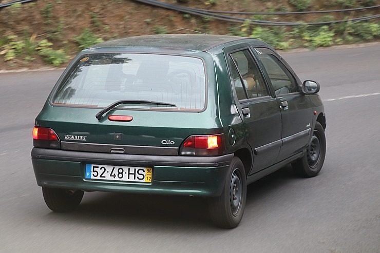 Madeiras iedzīvotāji dod priekšroku mazām franču automašīnām un lepni brauc ar vecākiem Mercedes spēkratiem. Sadarbībā ar «airBaltic» Madeiras iedzīvotāji dod priekšroku mazām franču automašīnām un lepni brauc ar vecākiem Mercedes spēkratiem. Sadarbībā ar «airBaltic» 362222