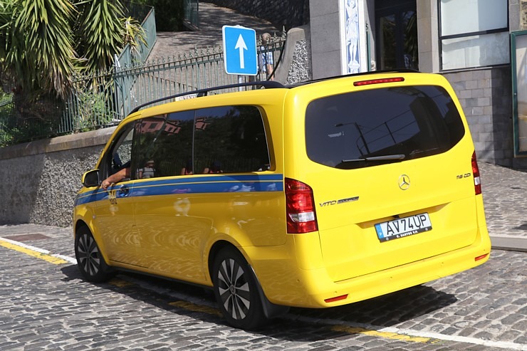 Madeiras iedzīvotāji dod priekšroku mazām franču automašīnām un lepni brauc ar vecākiem Mercedes spēkratiem. Sadarbībā ar «airBaltic» Madeiras iedzīvotāji dod priekšroku mazām franču automašīnām un lepni brauc ar vecākiem Mercedes spēkratiem. Sadarbībā ar «airBaltic» 362205