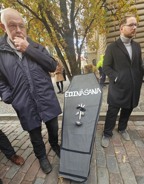 Latvijas ēdinātāji lielā skaitā pie Saeimas aicina politiķus samazināt PVN un uzklausīt nozares prasības Latvijas ēdinātāji lielā skaitā pie Saeimas aicina politiķus samazināt PVN un uzklausīt nozares prasības 362703