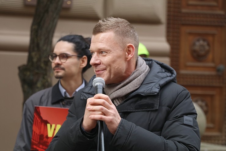 Latvijas ēdinātāji lielā skaitā pie Saeimas aicina politiķus samazināt PVN un uzklausīt nozares prasības Latvijas ēdinātāji lielā skaitā pie Saeimas aicina politiķus samazināt PVN un uzklausīt nozares prasības 362704