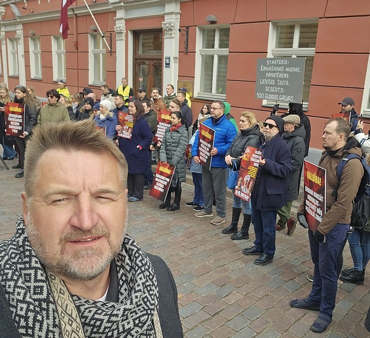 Latvijas ēdinātāji lielā skaitā pie Saeimas aicina politiķus samazināt PVN un uzklausīt nozares prasības Latvijas ēdinātāji lielā skaitā pie Saeimas aicina politiķus samazināt PVN un uzklausīt nozares prasības 362706