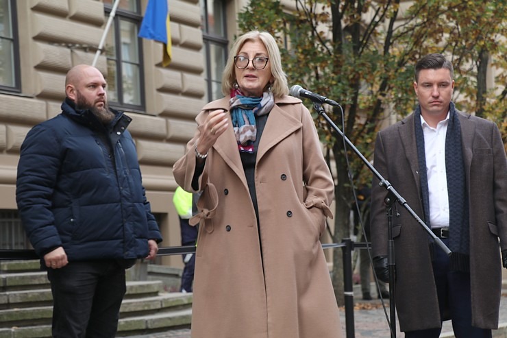 Latvijas ēdinātāji lielā skaitā pie Saeimas aicina politiķus samazināt PVN un uzklausīt nozares prasības Latvijas ēdinātāji lielā skaitā pie Saeimas aicina politiķus samazināt PVN un uzklausīt nozares prasības 362709