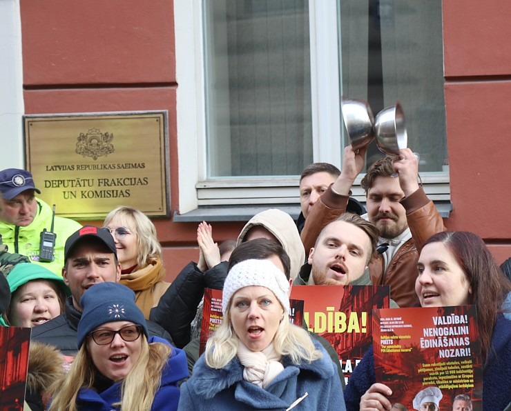 Latvijas ēdinātāji lielā skaitā pie Saeimas aicina politiķus samazināt PVN un uzklausīt nozares prasības Latvijas ēdinātāji lielā skaitā pie Saeimas aicina politiķus samazināt PVN un uzklausīt nozares prasības 362710