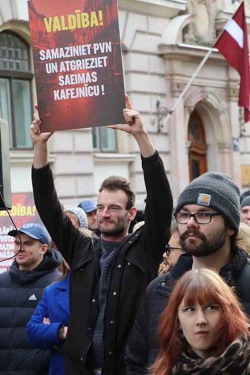Latvijas ēdinātāji lielā skaitā pie Saeimas aicina politiķus samazināt PVN un uzklausīt nozares prasības Latvijas ēdinātāji lielā skaitā pie Saeimas aicina politiķus samazināt PVN un uzklausīt nozares prasības 362711
