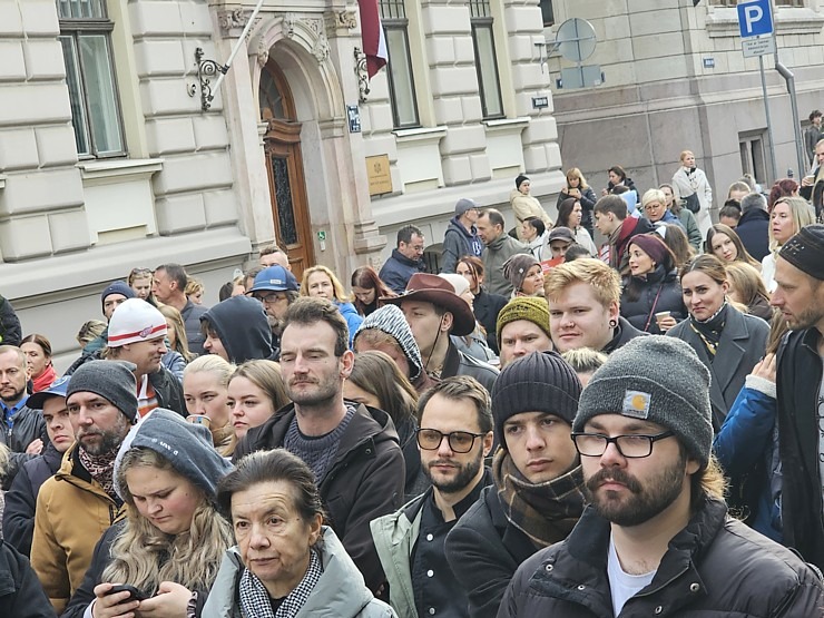 Latvijas ēdinātāji lielā skaitā pie Saeimas aicina politiķus samazināt PVN un uzklausīt nozares prasības Latvijas ēdinātāji lielā skaitā pie Saeimas aicina politiķus samazināt PVN un uzklausīt nozares prasības 362712
