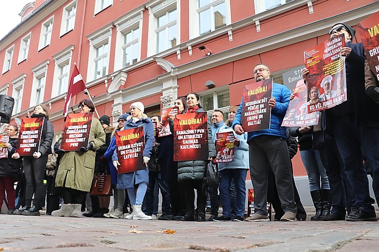 Latvijas ēdinātāji lielā skaitā pie Saeimas aicina politiķus samazināt PVN un uzklausīt nozares prasības Latvijas ēdinātāji lielā skaitā pie Saeimas aicina politiķus samazināt PVN un uzklausīt nozares prasības 362695