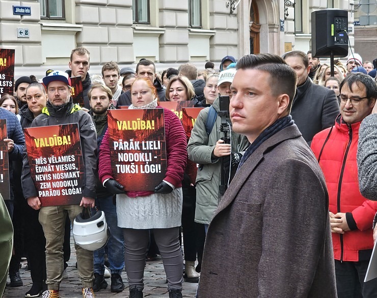Latvijas ēdinātāji lielā skaitā pie Saeimas aicina politiķus samazināt PVN un uzklausīt nozares prasības Latvijas ēdinātāji lielā skaitā pie Saeimas aicina politiķus samazināt PVN un uzklausīt nozares prasības 362713