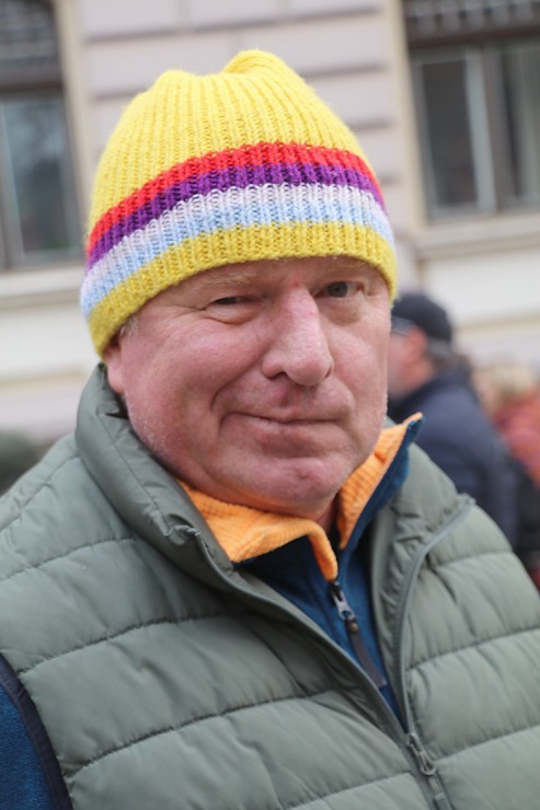 Latvijas ēdinātāji lielā skaitā pie Saeimas aicina politiķus samazināt PVN un uzklausīt nozares prasības Latvijas ēdinātāji lielā skaitā pie Saeimas aicina politiķus samazināt PVN un uzklausīt nozares prasības 362714