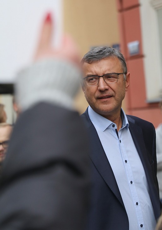Latvijas ēdinātāji lielā skaitā pie Saeimas aicina politiķus samazināt PVN un uzklausīt nozares prasības Latvijas ēdinātāji lielā skaitā pie Saeimas aicina politiķus samazināt PVN un uzklausīt nozares prasības 362717