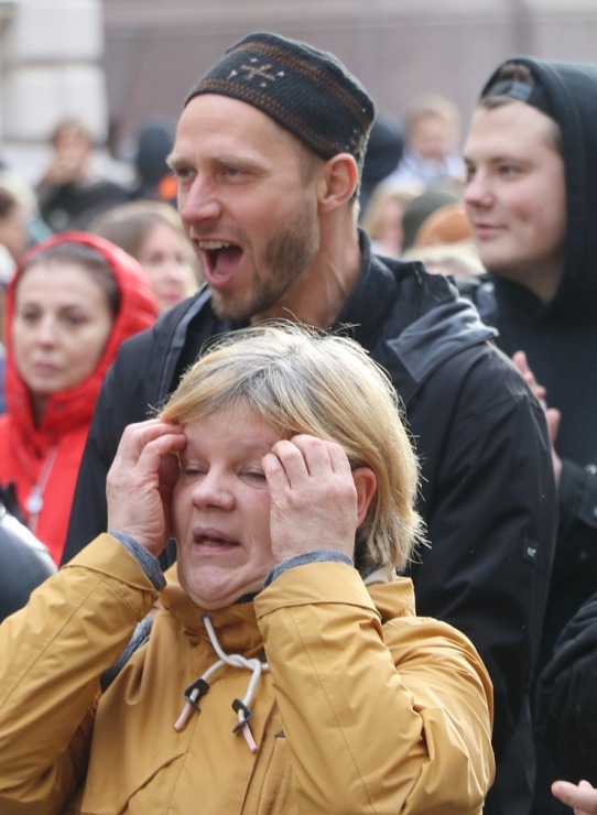Latvijas ēdinātāji lielā skaitā pie Saeimas aicina politiķus samazināt PVN un uzklausīt nozares prasības Latvijas ēdinātāji lielā skaitā pie Saeimas aicina politiķus samazināt PVN un uzklausīt nozares prasības 362718