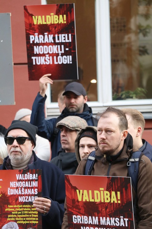 Latvijas ēdinātāji lielā skaitā pie Saeimas aicina politiķus samazināt PVN un uzklausīt nozares prasības Latvijas ēdinātāji lielā skaitā pie Saeimas aicina politiķus samazināt PVN un uzklausīt nozares prasības 362720