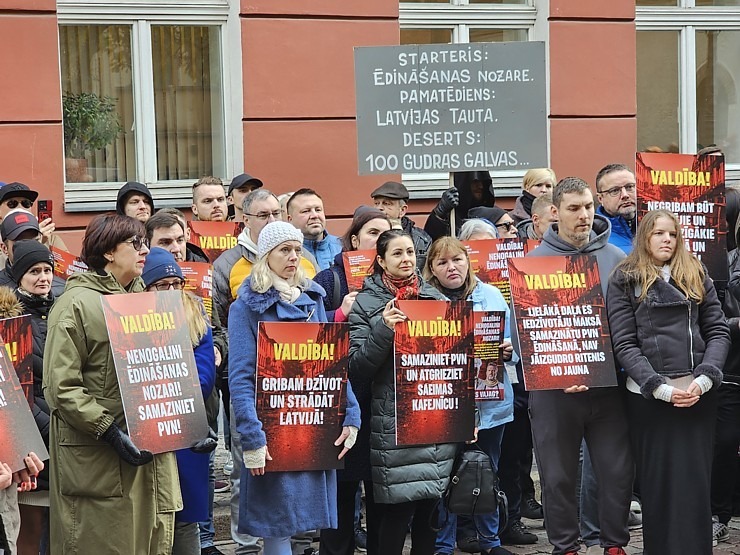 Latvijas ēdinātāji lielā skaitā pie Saeimas aicina politiķus samazināt PVN un uzklausīt nozares prasības Latvijas ēdinātāji lielā skaitā pie Saeimas aicina politiķus samazināt PVN un uzklausīt nozares prasības 362696