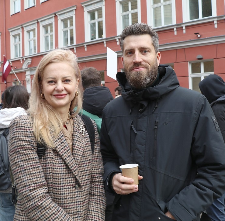 Latvijas ēdinātāji lielā skaitā pie Saeimas aicina politiķus samazināt PVN un uzklausīt nozares prasības Latvijas ēdinātāji lielā skaitā pie Saeimas aicina politiķus samazināt PVN un uzklausīt nozares prasības 362724