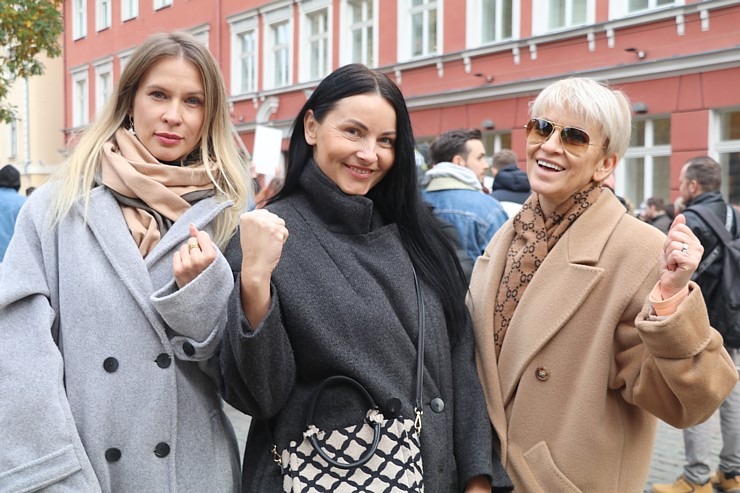 Latvijas ēdinātāji lielā skaitā pie Saeimas aicina politiķus samazināt PVN un uzklausīt nozares prasības Latvijas ēdinātāji lielā skaitā pie Saeimas aicina politiķus samazināt PVN un uzklausīt nozares prasības 362725