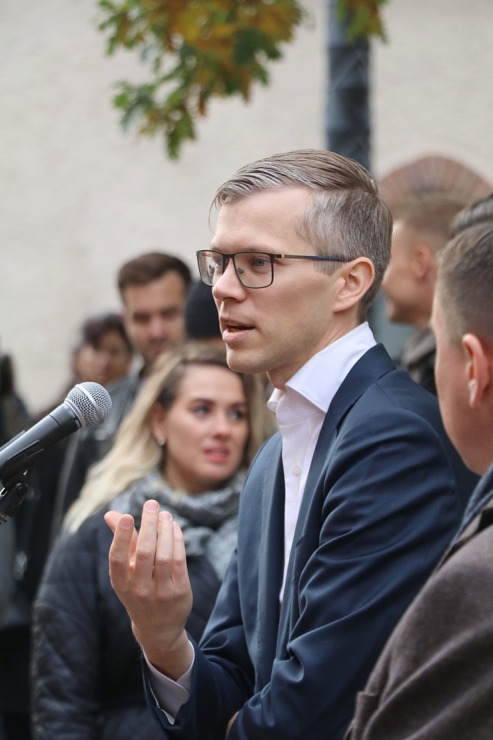 Latvijas ēdinātāji lielā skaitā pie Saeimas aicina politiķus samazināt PVN un uzklausīt nozares prasības Latvijas ēdinātāji lielā skaitā pie Saeimas aicina politiķus samazināt PVN un uzklausīt nozares prasības 362727