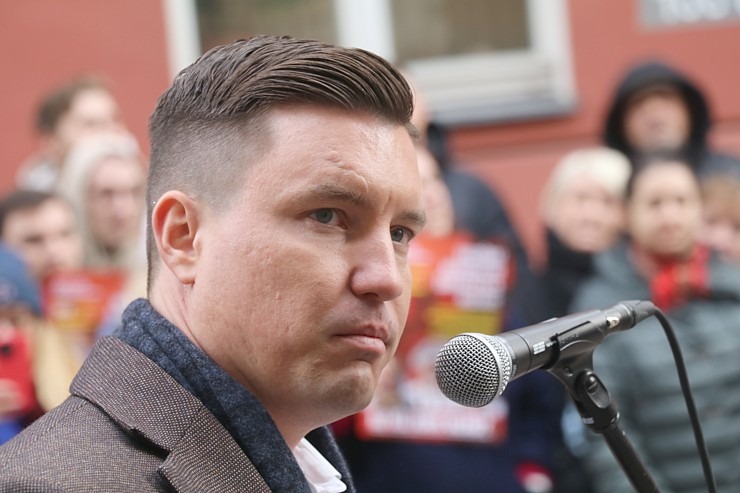 Latvijas ēdinātāji lielā skaitā pie Saeimas aicina politiķus samazināt PVN un uzklausīt nozares prasības Latvijas ēdinātāji lielā skaitā pie Saeimas aicina politiķus samazināt PVN un uzklausīt nozares prasības 362728