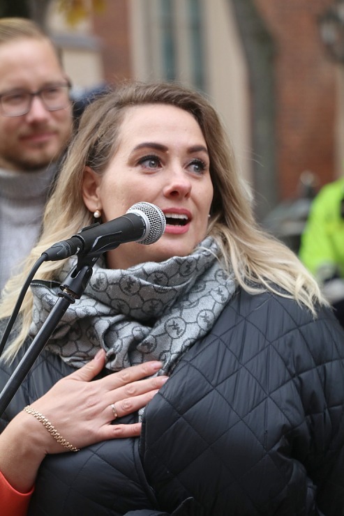 Latvijas ēdinātāji lielā skaitā pie Saeimas aicina politiķus samazināt PVN un uzklausīt nozares prasības Latvijas ēdinātāji lielā skaitā pie Saeimas aicina politiķus samazināt PVN un uzklausīt nozares prasības 362729