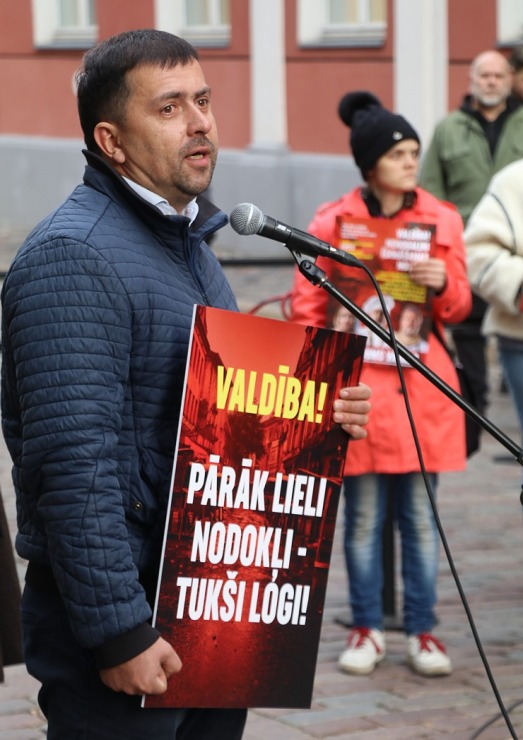 Latvijas ēdinātāji lielā skaitā pie Saeimas aicina politiķus samazināt PVN un uzklausīt nozares prasības Latvijas ēdinātāji lielā skaitā pie Saeimas aicina politiķus samazināt PVN un uzklausīt nozares prasības 362731