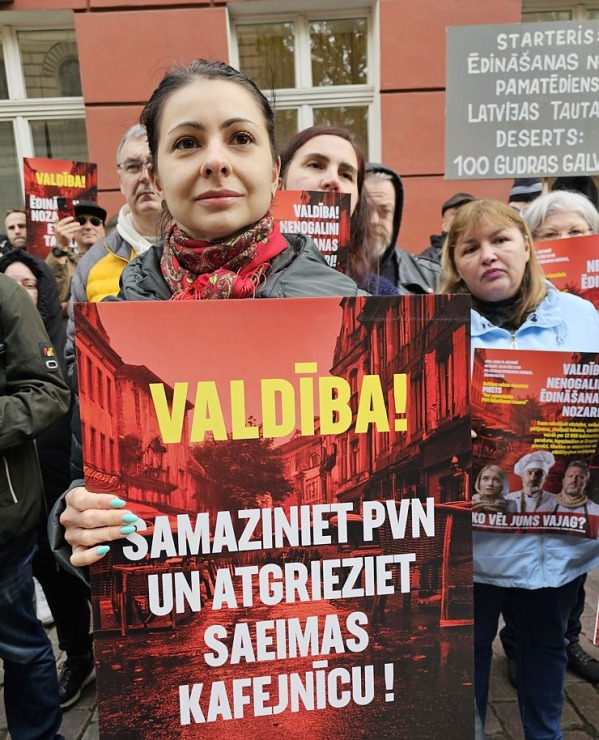 Latvijas ēdinātāji lielā skaitā pie Saeimas aicina politiķus samazināt PVN un uzklausīt nozares prasības Latvijas ēdinātāji lielā skaitā pie Saeimas aicina politiķus samazināt PVN un uzklausīt nozares prasības 362697
