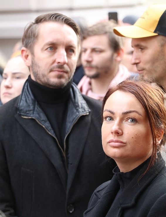 Latvijas ēdinātāji lielā skaitā pie Saeimas aicina politiķus samazināt PVN un uzklausīt nozares prasības Latvijas ēdinātāji lielā skaitā pie Saeimas aicina politiķus samazināt PVN un uzklausīt nozares prasības 362733