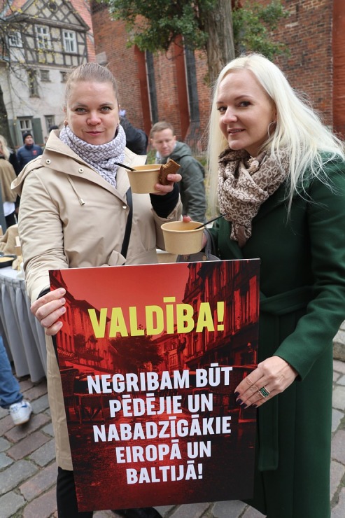 Latvijas ēdinātāji lielā skaitā pie Saeimas aicina politiķus samazināt PVN un uzklausīt nozares prasības Latvijas ēdinātāji lielā skaitā pie Saeimas aicina politiķus samazināt PVN un uzklausīt nozares prasības 362734