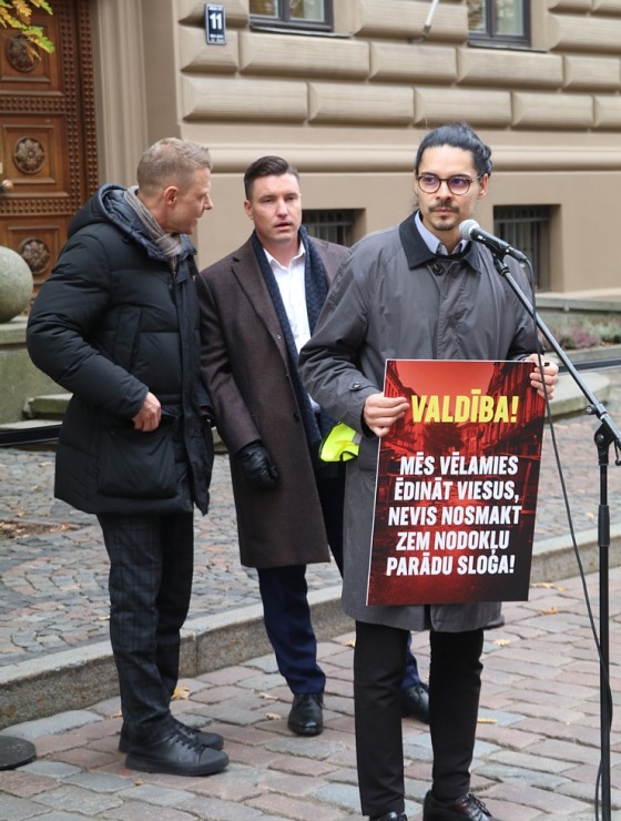 Latvijas ēdinātāji lielā skaitā pie Saeimas aicina politiķus samazināt PVN un uzklausīt nozares prasības Latvijas ēdinātāji lielā skaitā pie Saeimas aicina politiķus samazināt PVN un uzklausīt nozares prasības 362736