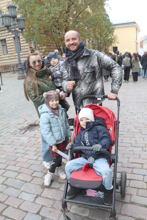 Latvijas ēdinātāji lielā skaitā pie Saeimas aicina politiķus samazināt PVN un uzklausīt nozares prasības Latvijas ēdinātāji lielā skaitā pie Saeimas aicina politiķus samazināt PVN un uzklausīt nozares prasības 362737