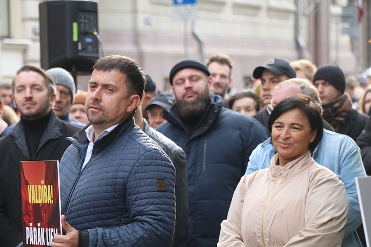 Latvijas ēdinātāji lielā skaitā pie Saeimas aicina politiķus samazināt PVN un uzklausīt nozares prasības Latvijas ēdinātāji lielā skaitā pie Saeimas aicina politiķus samazināt PVN un uzklausīt nozares prasības 362742