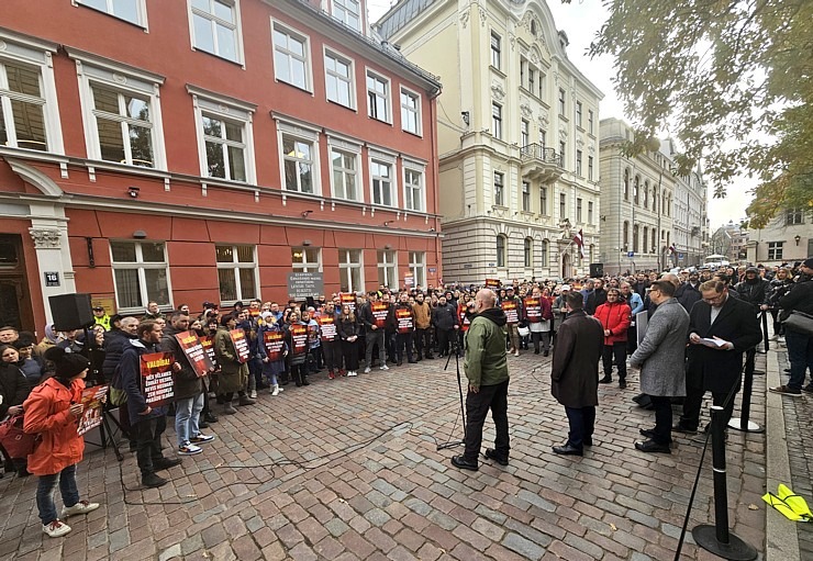 Latvijas ēdinātāji lielā skaitā pie Saeimas aicina politiķus samazināt PVN un uzklausīt nozares prasības Latvijas ēdinātāji lielā skaitā pie Saeimas aicina politiķus samazināt PVN un uzklausīt nozares prasības 362698