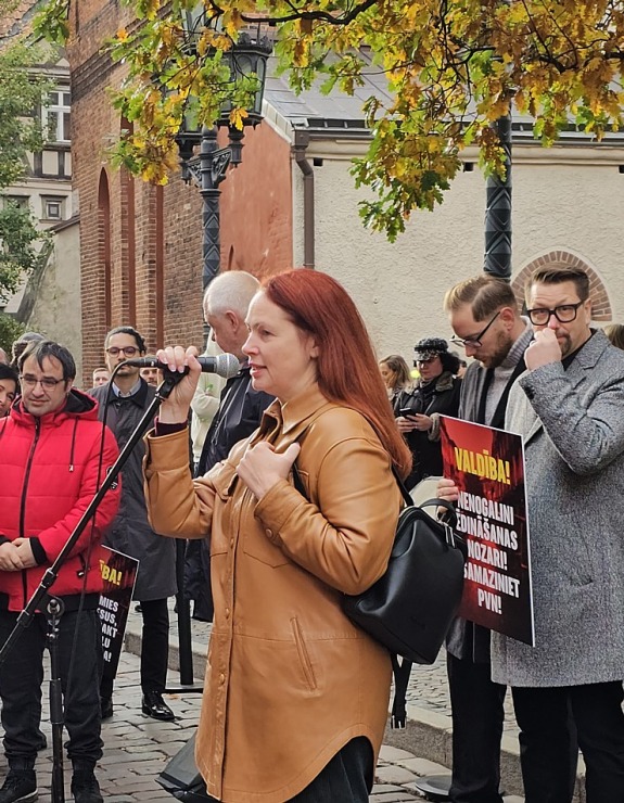 Latvijas ēdinātāji lielā skaitā pie Saeimas aicina politiķus samazināt PVN un uzklausīt nozares prasības Latvijas ēdinātāji lielā skaitā pie Saeimas aicina politiķus samazināt PVN un uzklausīt nozares prasības 362743